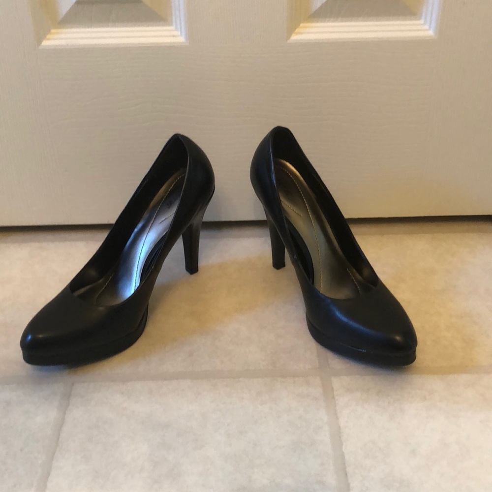 Black pumps